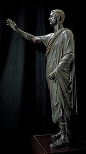 Arte Etrusca Romana: estátua de bronze de Aulo Metello chamada Harangueur - 80 AC, De Pila perto de Perugia, Dim. 179 cm - Florença, Museo Archeologico - Retrato de Aule Metele (Aulus Metellus) também conhecido como O Orador (L