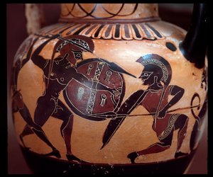 Ânfora de terracota com representação de um duelo entre dois soldados, 520-500 AC de Etruscan