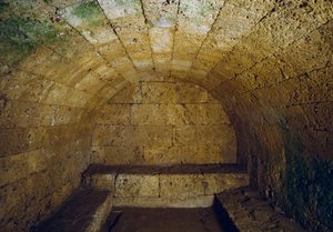 Civilização etrusca: vista da tumba del Gran Duca (Grão-Duque ou Grão-Duque), final do século III a.C. Chiusi, Itália de Etruscan Etruscan