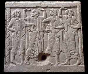 Alívio com bailarinos de um marco de mármore de Chiusi, Itália, Século VI a.C. de Etruscan Etruscan