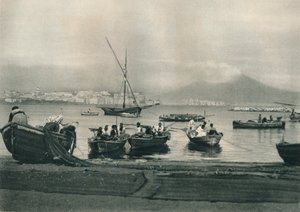 Pescadores colocando no mar, Nápoles, Itália, 1927 de Eugen Poppel