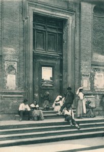 Local de encontro de modelos de artistas em frente a uma igreja na Via Babuino, Roma, Itália, 1927 de Eugen Poppel