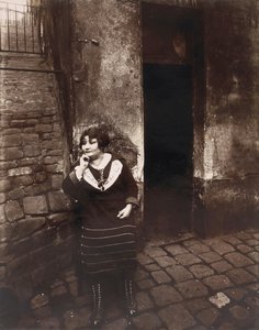 La Villette. Rue Asselin, prostituta esperando na frente de sua porta de Eugène Atget