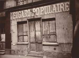 Le Figaro populaire, 122 Boulevard de la Villette (fachada de uma barbearia, 122 Boulevard de la Villette) de Eugène Atget