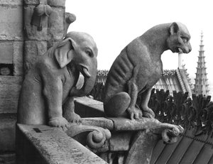Gárgulas de elefante e leão da balaustrada da Grande Galerie da fachada oeste, réplica de um original do século XII (pedra) (foto a p/b) de Eugene Emmanuel Viollet-le-Duc