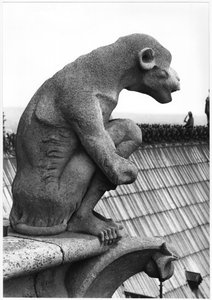 Gárgula de macaco, da balaustrada da Grande Galerie da fachada oeste, réplica de um original do século XII (pedra) (foto a p/b)