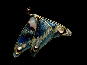 Art Nouveau: broche de ouro, esmalte translúcido, opala, pedra da lua e diamante na forma de uma mulher borboleta. Atelier Eugene Feuillatre (1870-1916). 1900 Parma, coleção particular - Art Nouveau: ouro, esmalte translúcido, opala, pedra da lua e diamant de Eugene Feuillatre