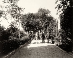 Um grupo de homens uniformizados a cavalo na fazenda Lo Zucco, Sicília, c.1900 de Eugenio Interguglielmi