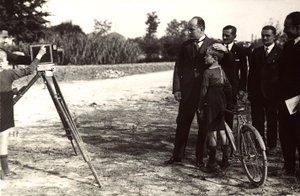 Mussolini posando com seu filho para um fotógrafo (foto a p/b) de Eugenio Risi
