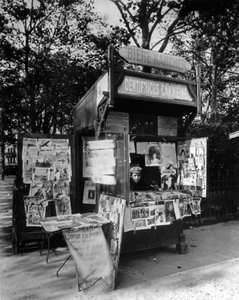 Quiosque em Paris, c.1910 (foto a p/b) de Eugène Atget