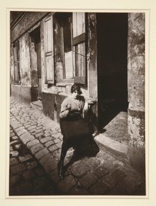 La Villette, Streetwalker Waiting for a Client, 19th. Abril de 1921 (La Villette, Streetwalker Waiting for a Client, 19 de Abril de 1921) de Eugène Atget
