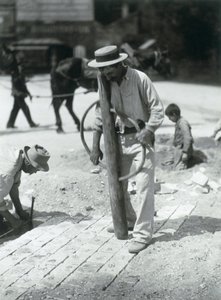 Street Paver, 1910 (impressão em gelatina prateada) de Eugène Atget