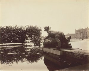 Versalhes, Fontaine du Point du Jour, Tiger Slaying a Bear por Houzeau, 1903. de Eugène Atget