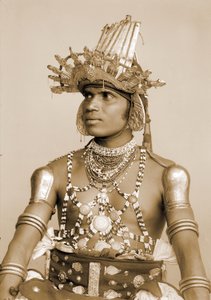 Retrato, de, um, dançarino cingalês, com, em alto-relevo, prata, capacete, c.1890