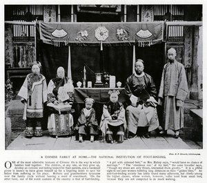 Uma família chinesa em casa, a National Institution of Foot-Binding (foto a p/b) de European Photographer