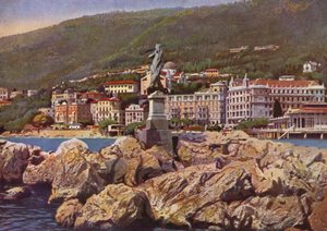 Opatija, atualmente Opatija na Croácia: Madonna del Mare, ao fundo a Igreja de Santa Maria Anunciada (foto) de European Photographer