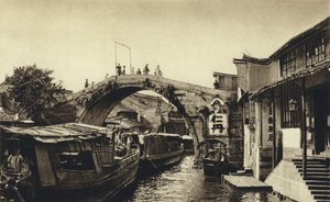 China, Ponte do canal em Kiahing (fotografia a preto e branco) de European Photographer