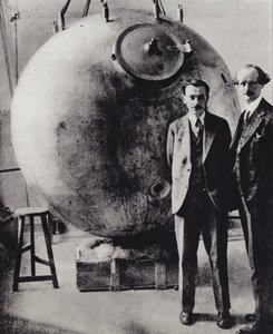 Primeira subida à estratosfera, 28 de maio de 1931 (fotografia a preto e branco) de European Photographer
