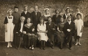 Retrato de grupo de jovens em traje (foto a p/b) de European Photographer