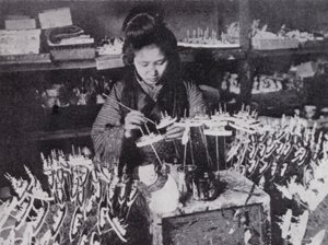 Fabricação de brinquedos japoneses (foto a p/b) de European Photographer