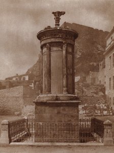 Monumento a Dionísio, deus do vinho, erigido em Atenas em 335-34 a.C. por Lysicrates para celebrar a vitória de suas equipes nos concursos teatrais (foto a p/b) de European Photographer