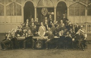 Retrato de um grupo de homens, possivelmente um clube de esgrima (foto a p/b) de European Photographer