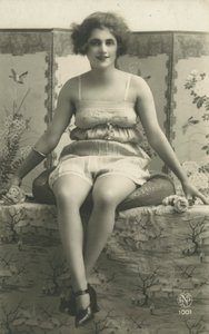 Retrato de uma mulher sentada em sua roupa interior (foto a p/b)