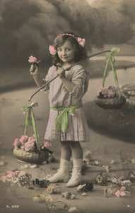Retrato de uma jovem carregando cestos de flores (foto) de European Photographer