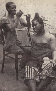 Mulher da África Ocidental a arranjar o cabelo (foto a p/b) de European Photographer