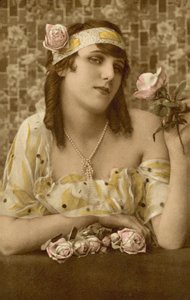 Mulher a posar com flores (fotografia a cores) de European Photographer