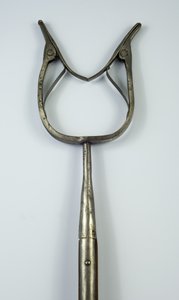 Catchpole (aço, ferro e madeira) de European School