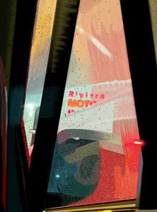 Sinal do Rivera Motel visto do carro numa noite de chuva (arte digital) de Evan Sklar