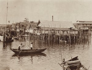 Casas de pescadores construídas sobre estacas acima da água, Singapura (foto a p/b) de Ewing Galloway