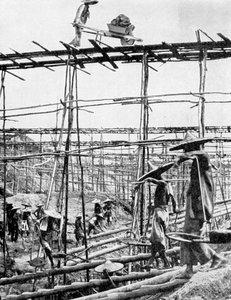 Métodos primitivos no distrito de estanho mais rico do mundo, Taiping, China, 1936. de Ewing Galloway