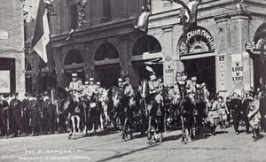 Álbum "Duce": Benito Mussolini a cavalo desfilando pelas ruas de Ferrara (foto a p/b) de F. Caponetti