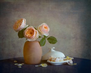 Natureza-morta com rosas cor de blush de Fangping Zhou