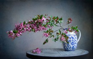 Flores cor-de-rosa num jarro azul de Fangping Zhou