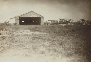 [Aviões num campo].