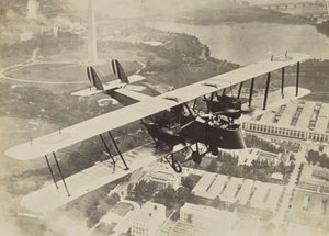 [Avião a voar sobre Washington D.C.] de Fedele Azari
