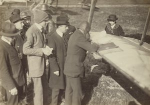 [Grupo à volta do bordo de uma asa de um Caproni Ca. 3 (avião)].