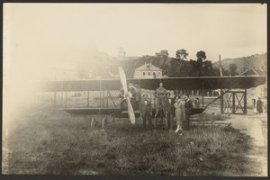 [Retrato de grupo em frente a um avião]. de Fedele Azari