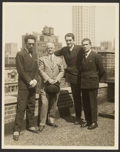 [Retrato de grupo de F. Vecchi, Dr. Brinton, F. Azari e O.L. Foletti]