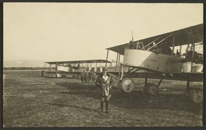 [Homem em frente a um avião].