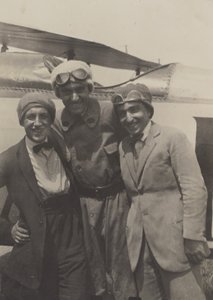 [Retrato de três homens a sorrir em frente a um avião]. de Fedele Azari