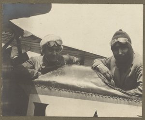 [Dois pilotos num avião]. de Fedele Azari