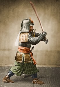 Guerreiro samurai vestindo armadura com espada levantada, c.1860 (fotografia albumina)