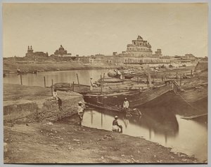 Ponte dos Barcos sobre o Rio Gumti perto do Chattar Manzil e Fusseed Bakah ou Palácio Antigo de Felice A. Beato