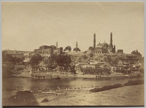 O Forte Muchee Bhawan e o Rio Gomti Tirado da Ponte de Pedra de Felice A. Beato