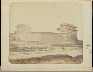 [Porta de Anting de Pequim após a rendição - 21 de outubro de 1860 - Posse das tropas britânicas e francesas] de Felice Beato