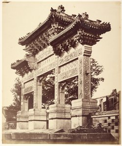Arco no Templo de Lama perto de Pekin, outubro de 1860 de Felice Beato
